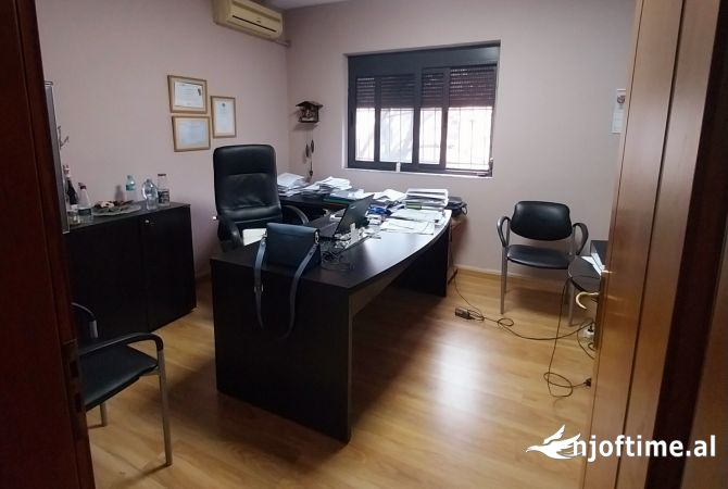 Ambient biznesi me qera 3+1 ne Tirane - 50,000 Leke