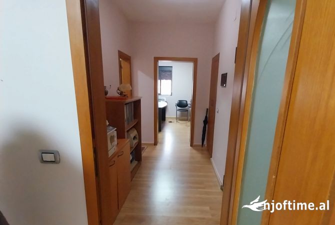 Ambient biznesi me qera 3+1 ne Tirane - 50,000 Leke