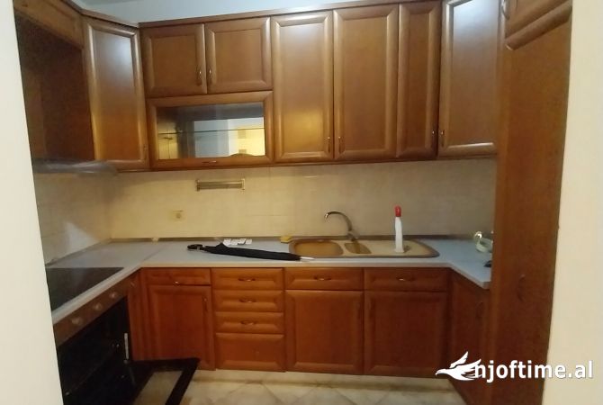 Me qera Apart/Ambient 2+1+2 per zyra ndryshme Biznesi/Sherbimesh. Qender rruga e Barrikadave prane K