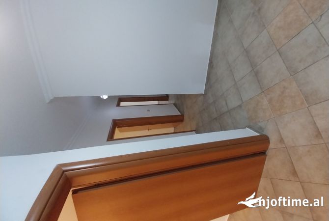 Ambient biznesi me qera 3+1 ne Tirane - 70,000 Leke
