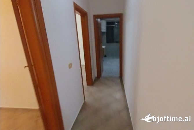 Me qera Apart/Ambient 2+1+2 per zyra ndryshme Biznesi/Sherbimesh. Qender rruga e Barrikadave prane K