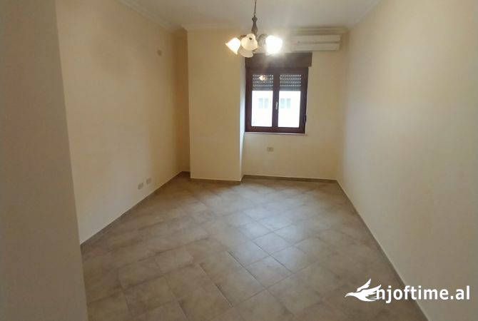 Me qera Apart/Ambient 2+1+2 per zyra ndryshme Biznesi/Sherbimesh. Qender rruga e Barrikadave prane K