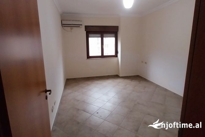 Me qera Apart/Ambient 2+1+2 per zyra ndryshme Biznesi/Sherbimesh. Qender rruga e Barrikadave prane K