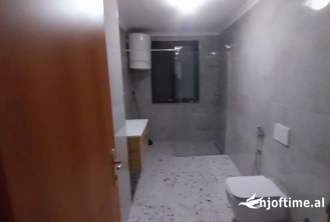 Me qera Apart/Ambient 2+1+2 per zyra ndryshme Biznesi/Sherbimesh. Qender rruga e Barrikadave prane K