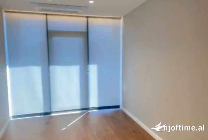 Me qera Apart/Ambient 2+1+2+2 POSTE PARKIMI per zyra ndryshme Biznesi/Sherbimesh. ZONA PRANE RRUGES 