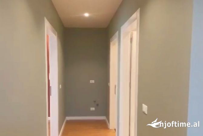 Me qera Apart/Ambient 2+1+2+2 POSTE PARKIMI per zyra ndryshme Biznesi/Sherbimesh. ZONA PRANE RRUGES 