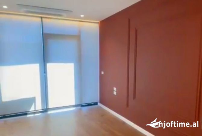 Me qera Apart/Ambient 2+1+2+2 POSTE PARKIMI per zyra ndryshme Biznesi/Sherbimesh. ZONA PRANE RRUGES 