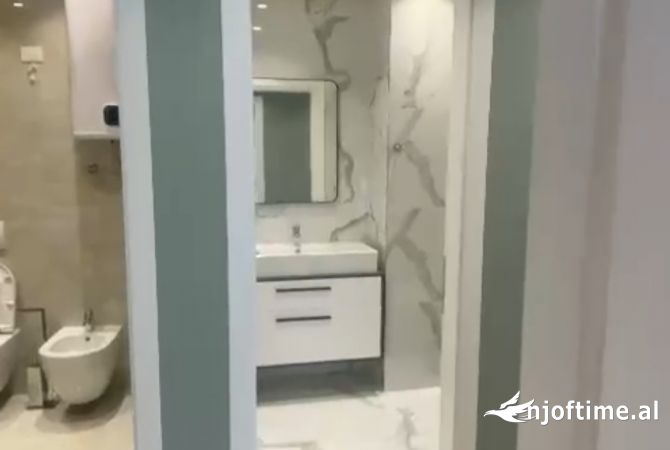 Me qera Apart/Ambient 2+1+2+2 POSTE PARKIMI per zyra ndryshme Biznesi/Sherbimesh. ZONA PRANE RRUGES 