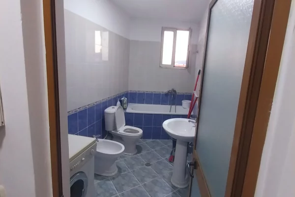 Shtepi me qera Apartament ne Tirane, 2+1, Mobilimi E mobiluar, Pagesa 45,000  Leke.