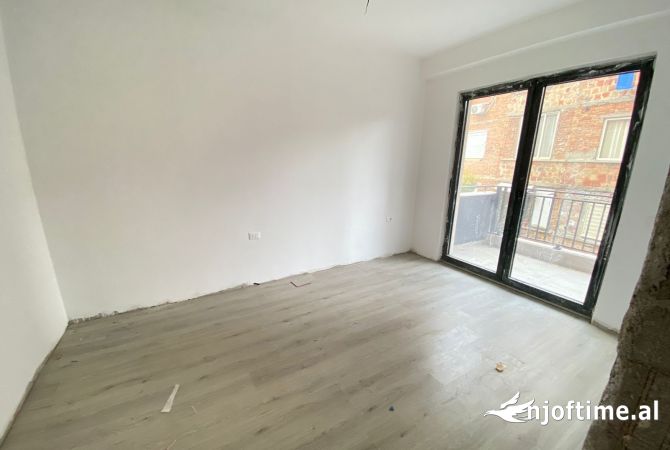 Ambient biznesi me qera 3+1 ne Tirane - 1,000 Euro