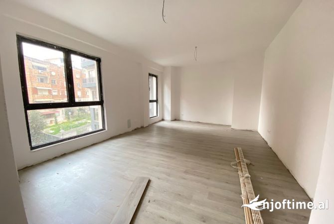 Ambient biznesi me qera 3+1 ne Tirane - 1,000 Euro