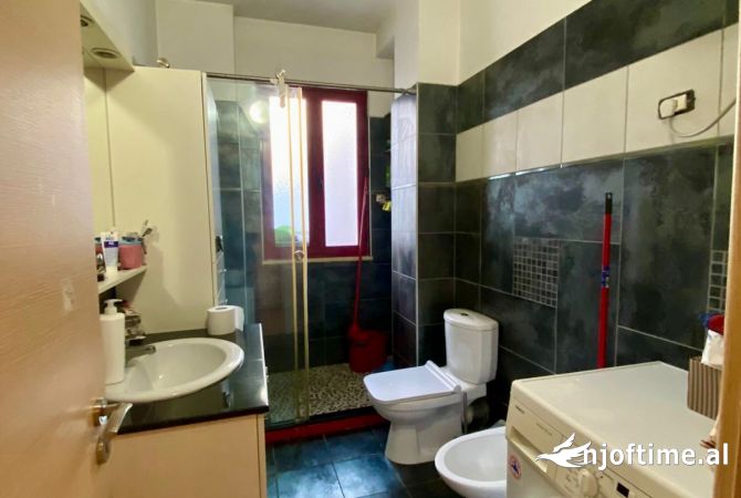 Shtepi ne shitje Apartament ne Tirane, 3+1, Mobilimi E mobiluar, Pagesa 198,000  Euro.