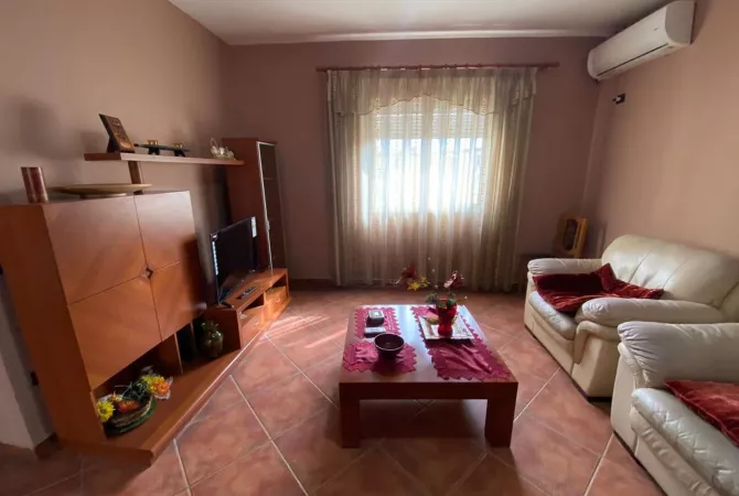 Shtepi me qera 2+1 ne Tirane - 59,000 Leke