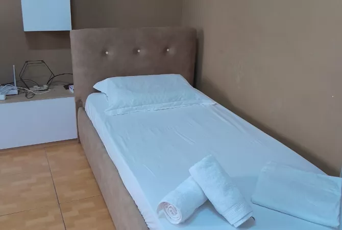 Shtepi me qera Apartament ne Tirane, 1+1, Mobilimi E mobiluar, Pagesa 75,000  Leke.