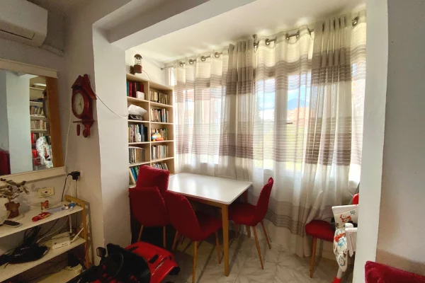Shtepi ne shitje Apartament ne Tirane, 1+1, Mobilimi E mobiluar, Pagesa 105,000  Euro.