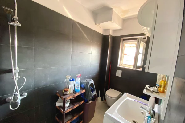 Shtepi ne shitje Apartament ne Tirane, 1+1, Mobilimi E mobiluar, Pagesa 105,000  Euro.