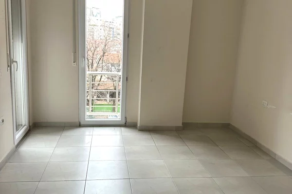 Shtepi me qera Apartament ne Tirane, 1+1, Mobilimi Pjeserisht e mobiluar, Pagesa 50,000  Leke.