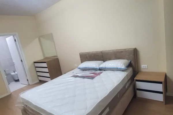 Shtepi me qera Apartament ne Tirane, 2+1, Mobilimi E mobiluar, Pagesa 1,300  Euro.