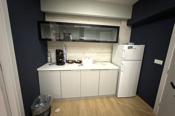 Ambient biznesi 82 m ne shitje Komuna e Parisit! 