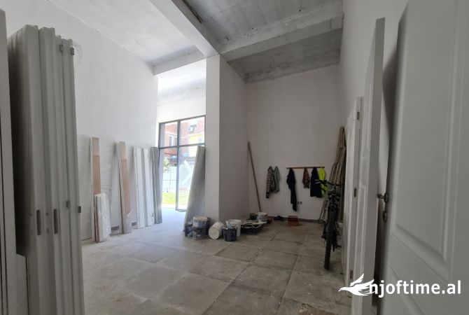 Ekskluzive!! Shitet ambient komercial tek rruga e Durresit!