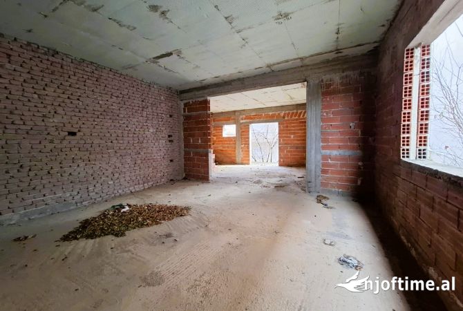 Shtepi ne shitje Shtepi Private ne Korce, 4+1, Mobilimi Bosh, pa mobiluar, Pagesa 65,000  Euro.