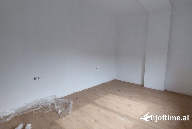 Shtepi ne shitje Apartament ne Tirane, 1+1, Mobilimi Bosh, pa mobiluar, Pagesa 162,380  Euro.