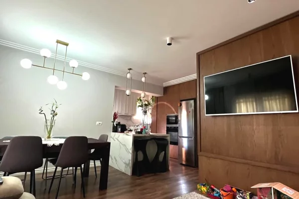 Shtepi ne shitje Apartament ne Tirane, 3+1, Mobilimi E mobiluar, Pagesa 240,000  Euro.