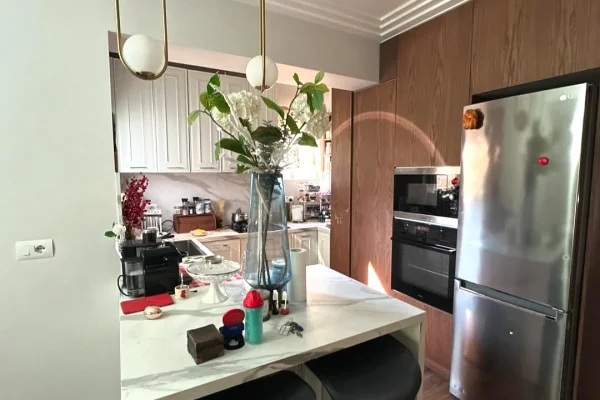 Shtepi ne shitje Apartament ne Tirane, 3+1, Mobilimi E mobiluar, Pagesa 240,000  Euro.