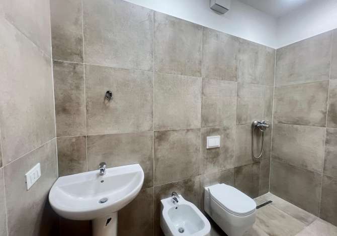 Qera Ambjent per Zyre 2+1+2  📍Komuna e Parisit, Kompleksi Kika 📐950 euro 