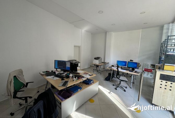 📣 SHITET Ambient Biznesi  📍 Kompleksi Magnet (Kontakt) 🛣️ Rruga "Frosina Plaku" ✨ 220 mije euro 