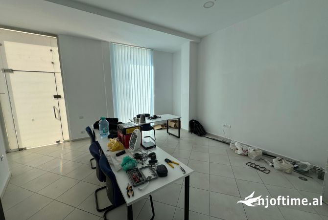 📣 SHITET Ambient Biznesi  📍 Kompleksi Magnet (Kontakt) 🛣️ Rruga "Frosina Plaku" ✨ 220 mije euro 