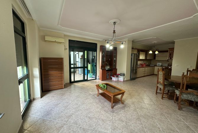 Ambient biznesi me qera 3+1 ne Tirane - 1,100,000 Leke