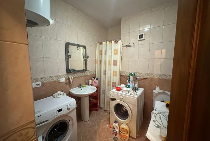 Jepet me qira ambient per zyra – 3+1+2 – Ish-Ekspozita  1.100.000 leke/ muaj