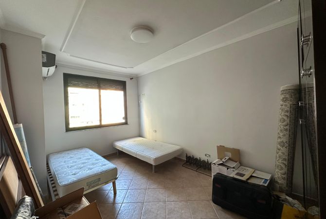 Jepet me qira ambient per zyra – 3+1+2 – Ish-Ekspozita  1.100.000 leke/ muaj