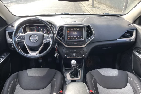 Makina ne shitje ne Tirane, Jeep, 2015 Diesel,Kambio Manual Pagesa 7,500  Euro.