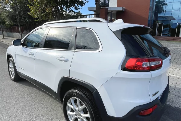 Makina ne shitje ne Tirane - 7,500 Euro