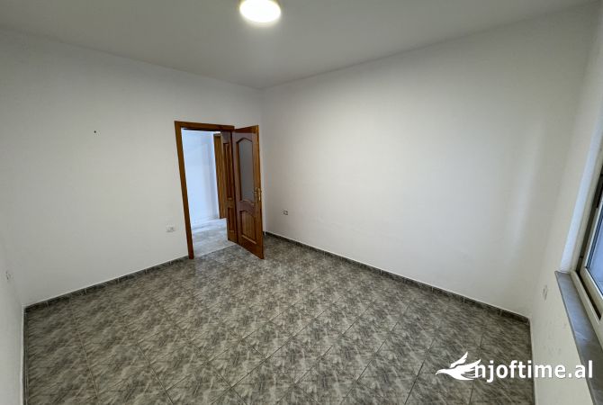 Shtepi me qera Vila Luksoze ne Tirane, 4+1, Mobilimi Pjeserisht e mobiluar, Pagesa 1,000  Euro.