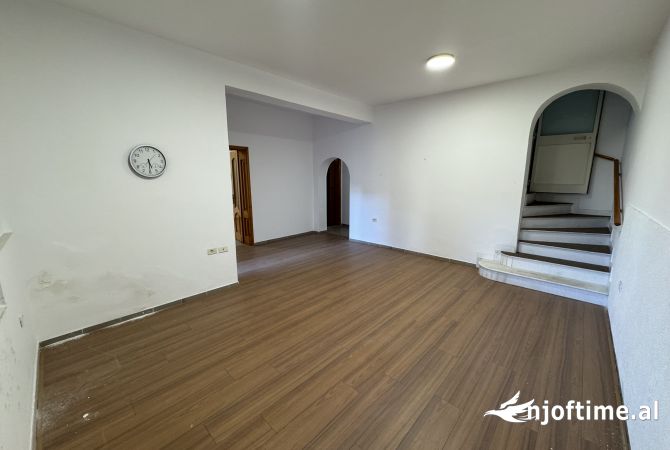 Shtepi me qera Vila Luksoze ne Tirane, 4+1, Mobilimi Pjeserisht e mobiluar, Pagesa 1,000  Euro.