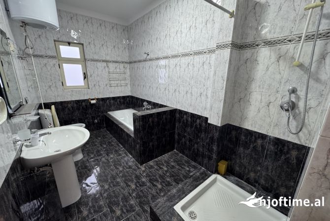 Shtepi me qera Vila Luksoze ne Tirane, 4+1, Mobilimi Pjeserisht e mobiluar, Pagesa 1,000  Euro.