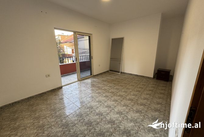 Shtepi me qera Vila Luksoze ne Tirane, 4+1, Mobilimi Pjeserisht e mobiluar, Pagesa 1,000  Euro.