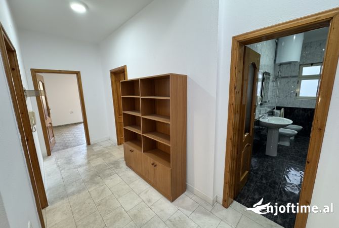 Shtepi me qera Vila Luksoze ne Tirane, 4+1, Mobilimi Pjeserisht e mobiluar, Pagesa 1,000  Euro.