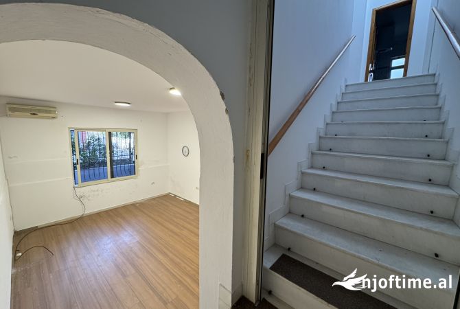 Shtepi me qera Vila Luksoze ne Tirane, 4+1, Mobilimi Pjeserisht e mobiluar, Pagesa 1,000  Euro.