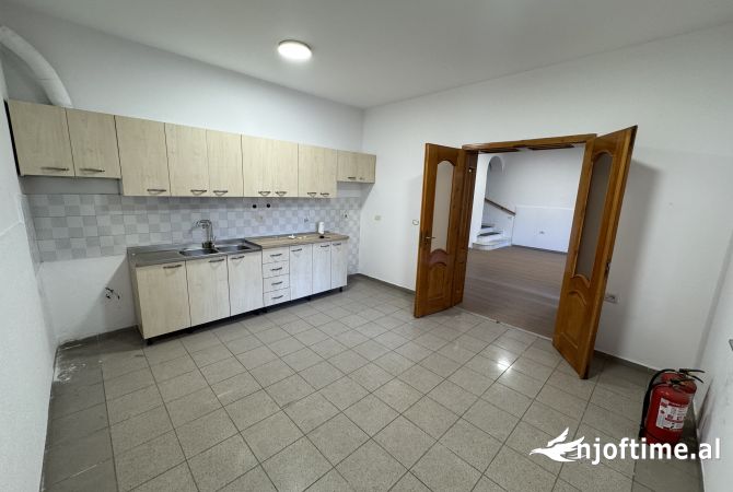 Shtepi me qera Vila Luksoze ne Tirane, 4+1, Mobilimi Pjeserisht e mobiluar, Pagesa 1,000  Euro.