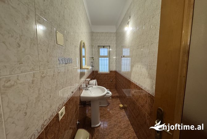 Shtepi me qera Vila Luksoze ne Tirane, 4+1, Mobilimi Pjeserisht e mobiluar, Pagesa 1,000  Euro.