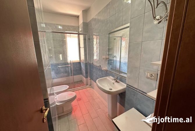 Shtepi me qera Apartament ne Tirane, 2+1, Mobilimi E mobiluar, Pagesa 700  Euro.