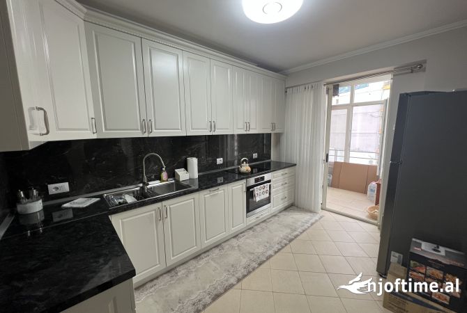 Shtepi ne shitje Apartament ne Tirane, 2+1, Mobilimi E mobiluar, Pagesa 265,000  Euro.