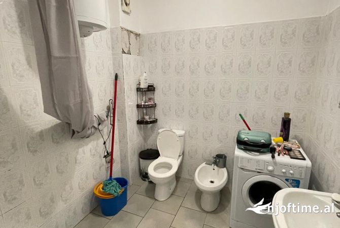 Shtepi ne shitje Apartament ne Tirane, 2+1, Mobilimi E mobiluar, Pagesa 175,000  Euro.