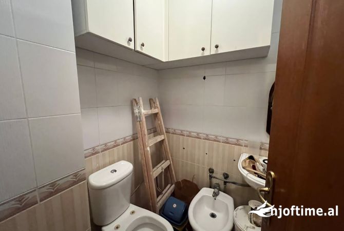 Shtepi me qera Apartament ne Tirane, 3+1, Mobilimi E mobiluar, Pagesa 750  Euro.