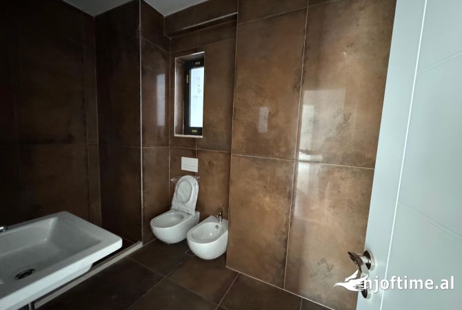 Shtepi ne shitje Apartament ne Tirane, 2+1, Mobilimi Bosh, pa mobiluar, Pagesa 296,050  Euro.