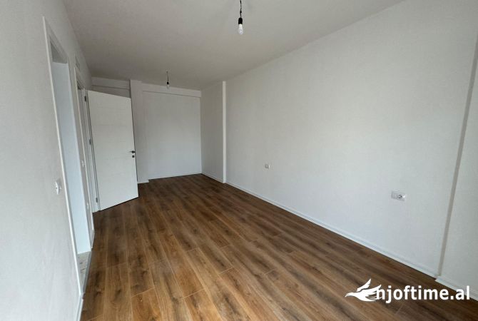 Shtepi ne shitje Apartament ne Tirane, 2+1, Mobilimi Bosh, pa mobiluar, Pagesa 296,050  Euro.
